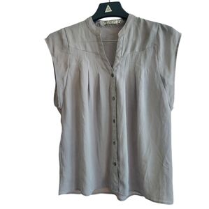 Chloe K Sleeveless Blouse Cap Sleeves Light Gray Pleats Button Up Blouse S